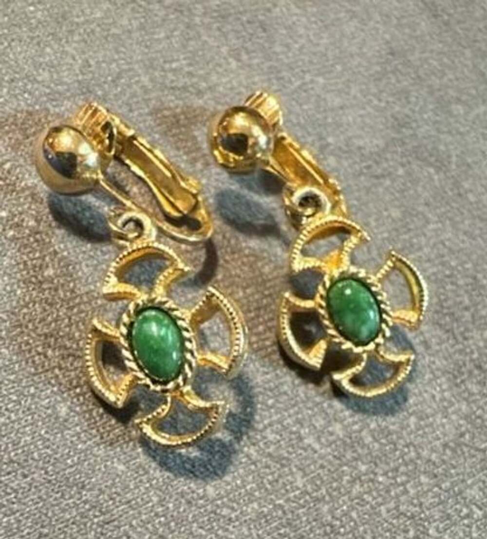 Vintage Gold tone Green Stone Clip on Earrings